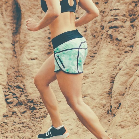 NEW Lululemon Tracker Short II *2-way Stretch Spray Dye White Blue Tropi… - Picture 4 of 5